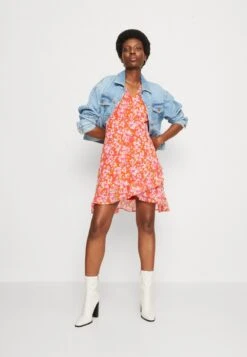 Anna Field VOLANT SHORT DRESS - Freizeitkleid - Red/multicoloured -Pier One Store 1b1902792de44e1c8fba589ec89b4065