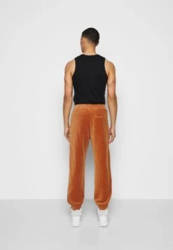 Sean John SCRIPT LOGO ESSENTIAL - Jogginghose - Cognac -Pier One Store 1b6feb0a049348a9a4887930f5574907