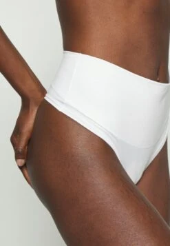 Spanx COTTON COMFORT THONG - String - White -Pier One Store 45d6754fcd2a476688f498cd73a16137