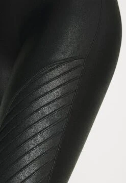 Spanx FAUX LEATHER MOTO LEGGINGS - Leggings - Strümpfe - Black 10 Spanx FAUX LEATHER MOTO LEGGINGS - Leggings - Strümpfe - Black -Pier One Store 5b034f0ef40f4c738f7ae3f2ec752813