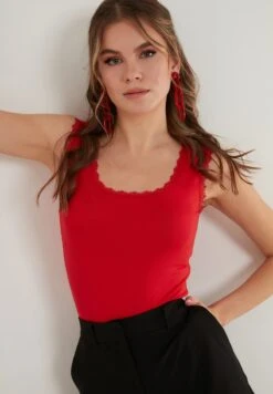 LELA SQUARE NECK LACE DETAILED ATHLETE - Top - Red -Pier One Store 8029a11a303946fa904ad757f621c233