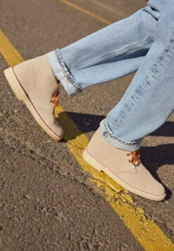 Clarks Originals DESERT BOOT - Sportlicher Schnürer - Sand -Pier One Store 8f33e845187a4c27b2ced2bbae0af5d2