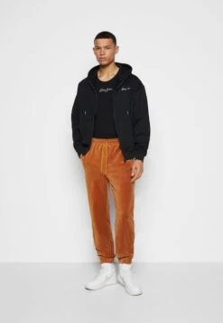 Sean John SCRIPT LOGO ESSENTIAL - Jogginghose - Cognac -Pier One Store 9a6f2619ac81487dab121142b467fb68