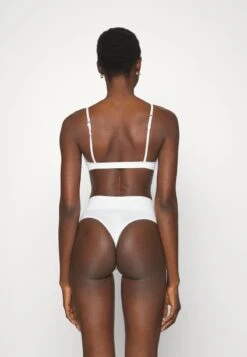 Spanx COTTON COMFORT THONG - String - White -Pier One Store 9b28c97bf8e94f2984092d88bf8db33a