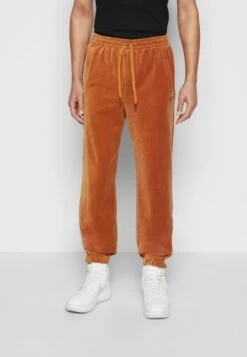 Sean John SCRIPT LOGO ESSENTIAL - Jogginghose - Cognac -Pier One Store b1cb664b84fd4aedb67b225831691ff9
