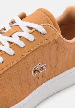 Lacoste CARNABY PRO - Sneaker Low - Tan/white -Pier One Store e338bd55edce4d988f94190a7a69ef3a