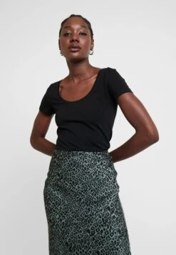 Anna Field 2 PACK - T-Shirt Basic - Black -Pier One Store f8f858ed20b24789b8019797588fb528